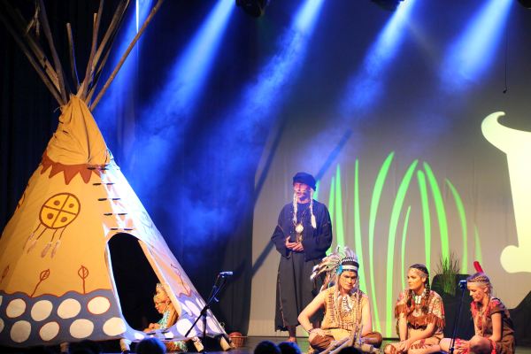 Wakatanka Aufführung 1 Wakatanka Aufführung Tipi und Sänger auf Bühne
