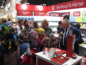 stefanie Fersch unterrichtet Singkinder auf dem Breitkopf Härtel Messestand