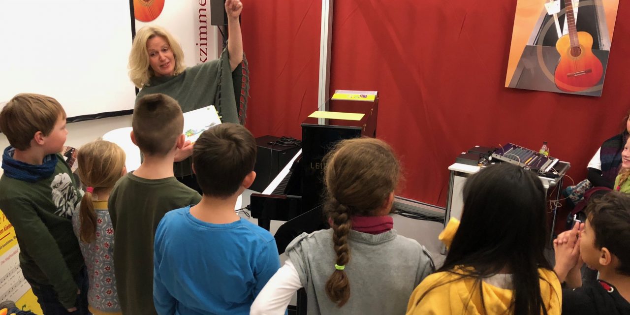 Kinder singen mit dem Singfrosch auf der Leipziger Buchmesse