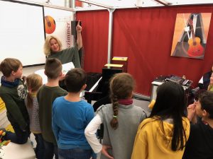 stefanie Fersch unterrichtet Singkinder auf dem Breitkopf Härtel Messestand