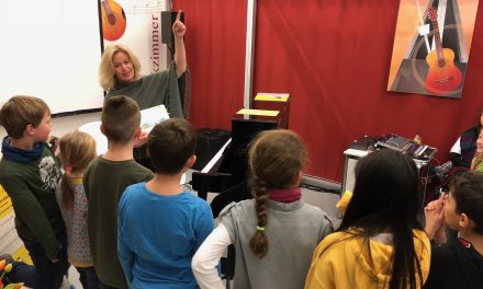 Kinder singen mit dem Singfrosch auf der Leipziger Buchmesse