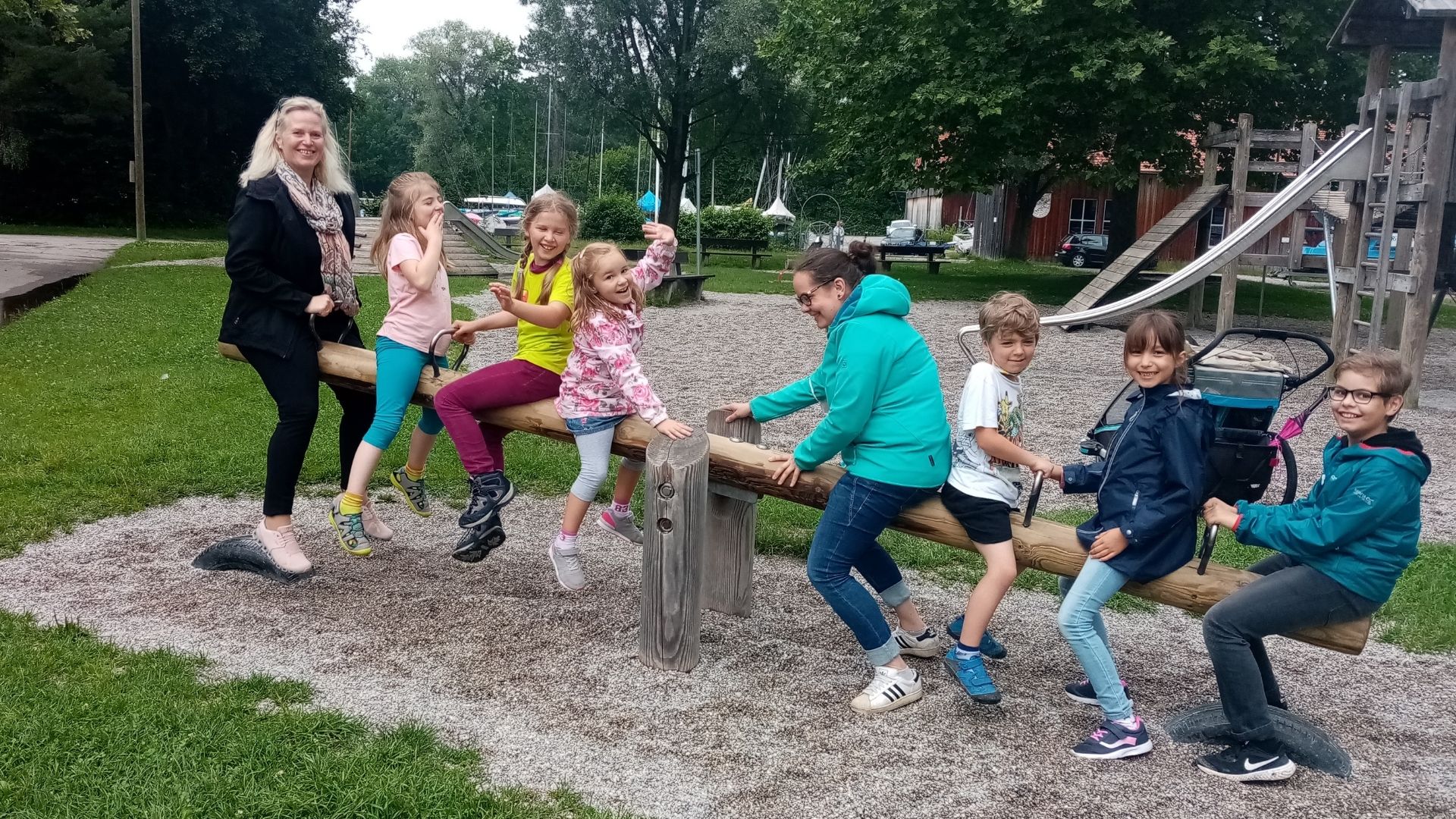 Ein Kinderchor unterwegs: Die Kids machen einen Ausflug
